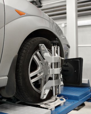 Wheel alignment service at tyre shop in Ernakulam Aluva